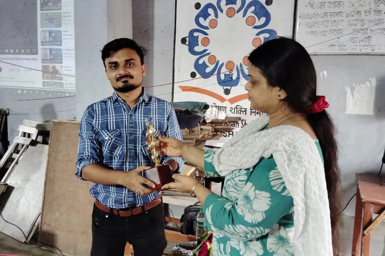 Aeonix receiving a trophy at an innovation showcase