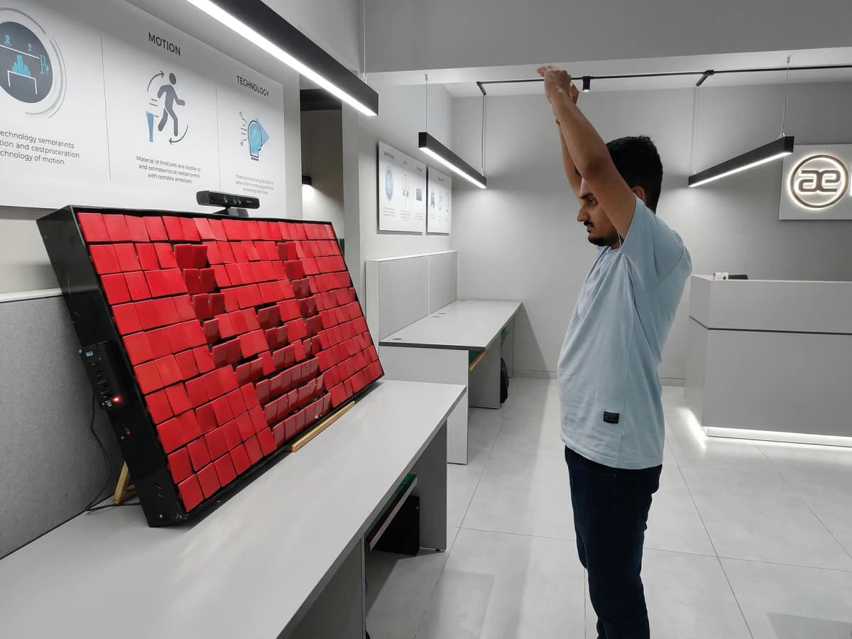 Motion-Responsive Interactive Kinetic Wall Installation 1